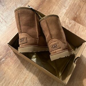UGG unisex-child T CLASSIC SHORT II WP